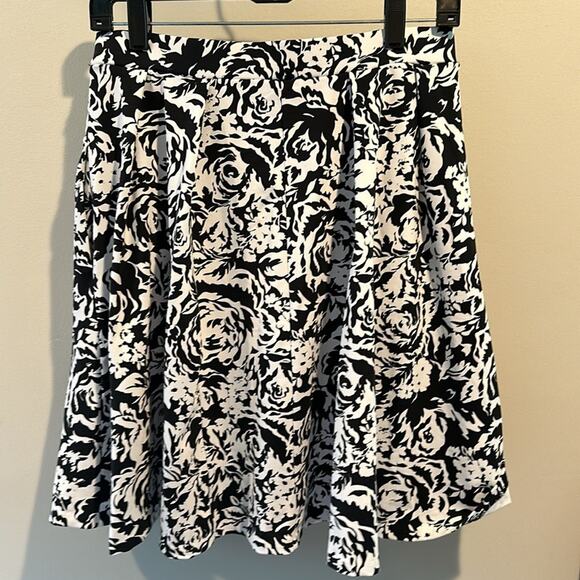 Adrienne Vittadini Medium Pull-on Activewear Skirt - Picture 8 of 8